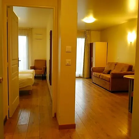 Val Senart 1ere Avenue 3*