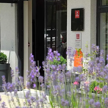 Val Senart 1ere Avenue Hotel